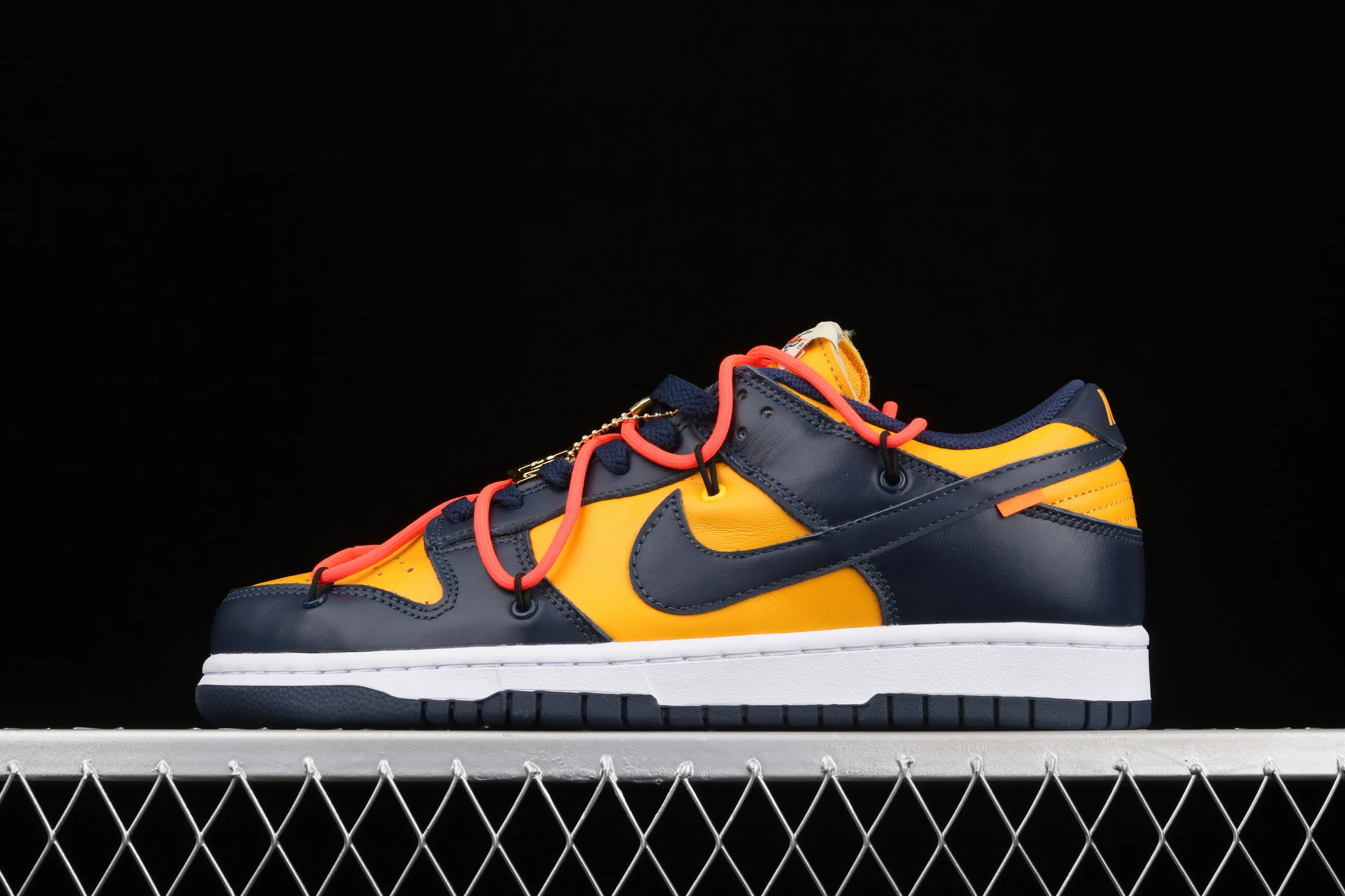 All Categories Nk SB Dunk Series Nk SB Dunk Low Low-top sneakers Special offer Original F version OF x Futura x Dunk OW joint sneakers CT0856-700